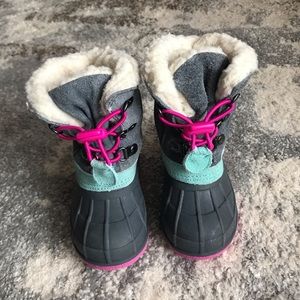 Cat & Jack girls warm winter boots size 5/6 gray like New condition